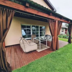 Tamsiai rudos splavos užuolaidos puošia terasą.