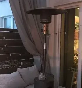 Pilkos lauko užuolaidos žiemą