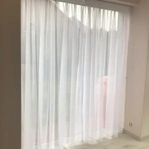 Baltos dieninės užuolaidos interjere