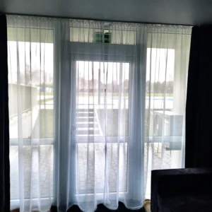 Baltos dieninės užuolaidos ant virtininio lango