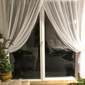 Baltos dieninės užuolaidos puošia interjerą
