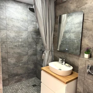 Smulkaus rašto dušo užuolaida