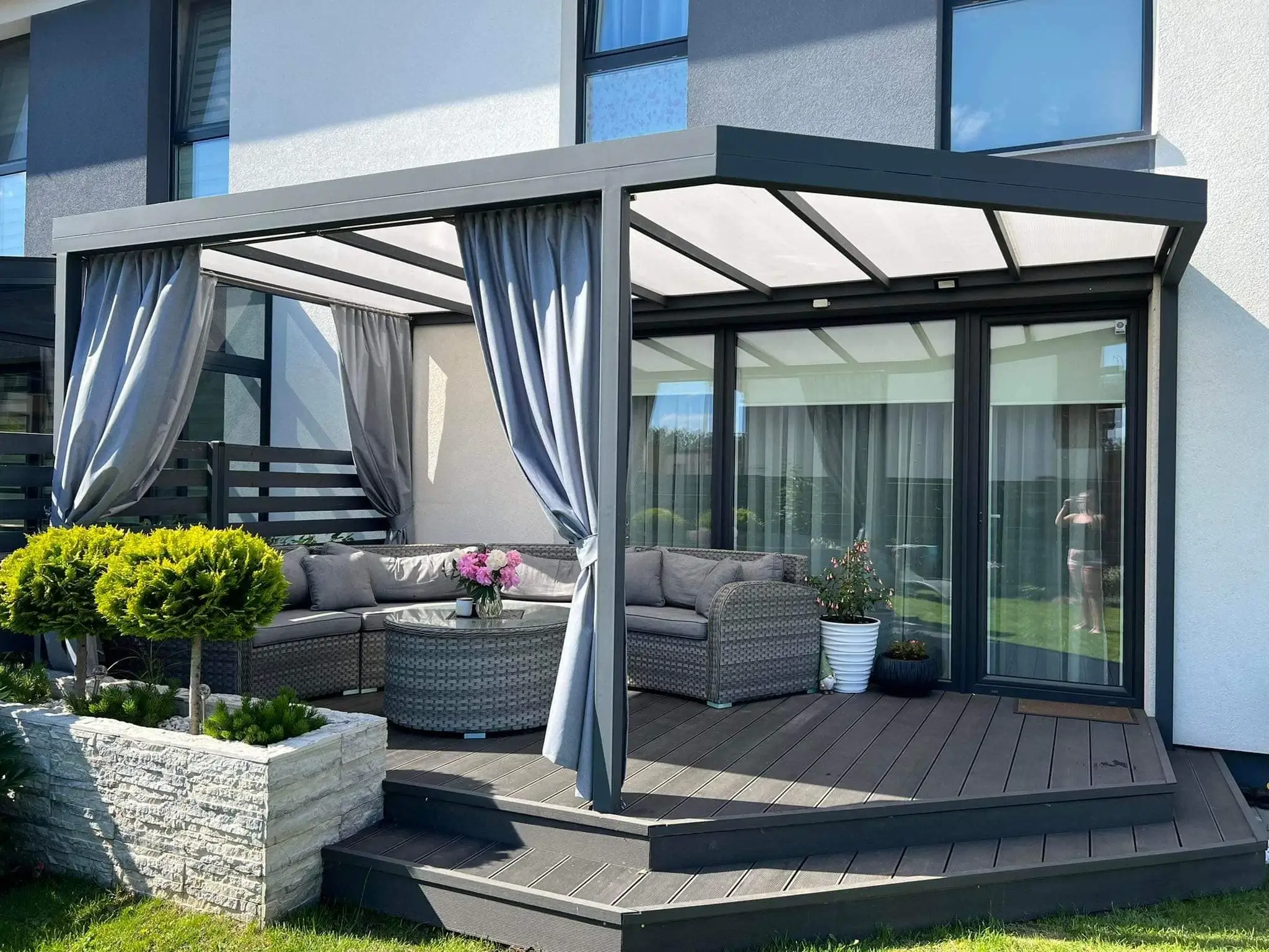 terasa su pilka terasos uzuolaida