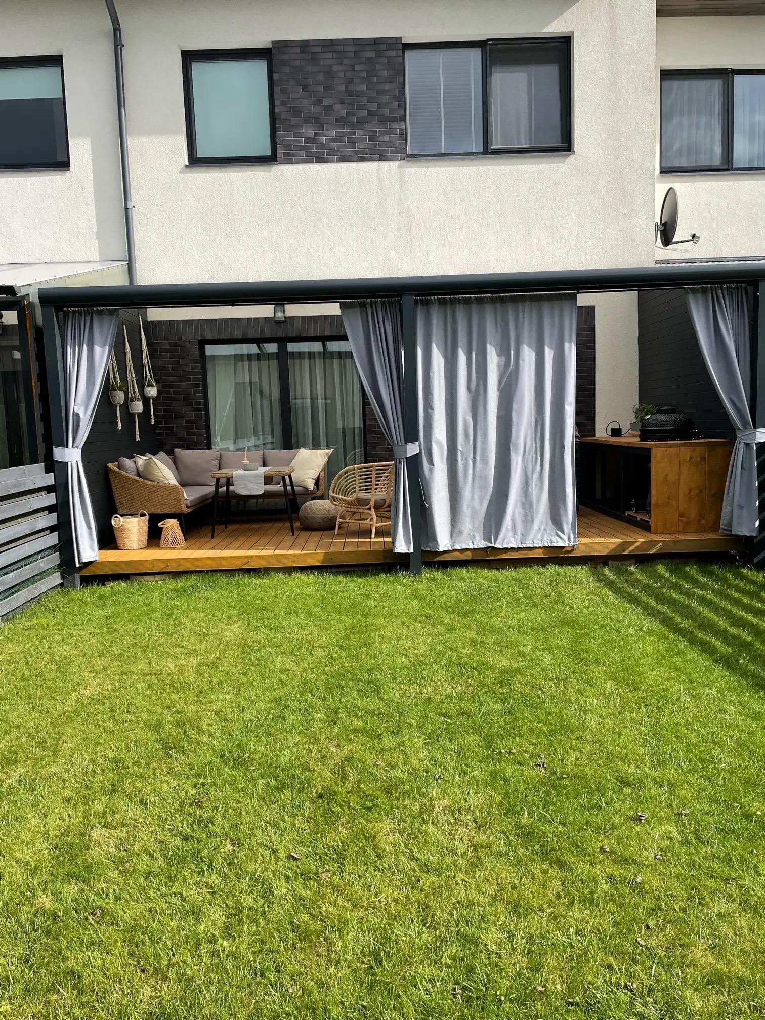 pilka terasos uzuolaida kotedžo terasoje