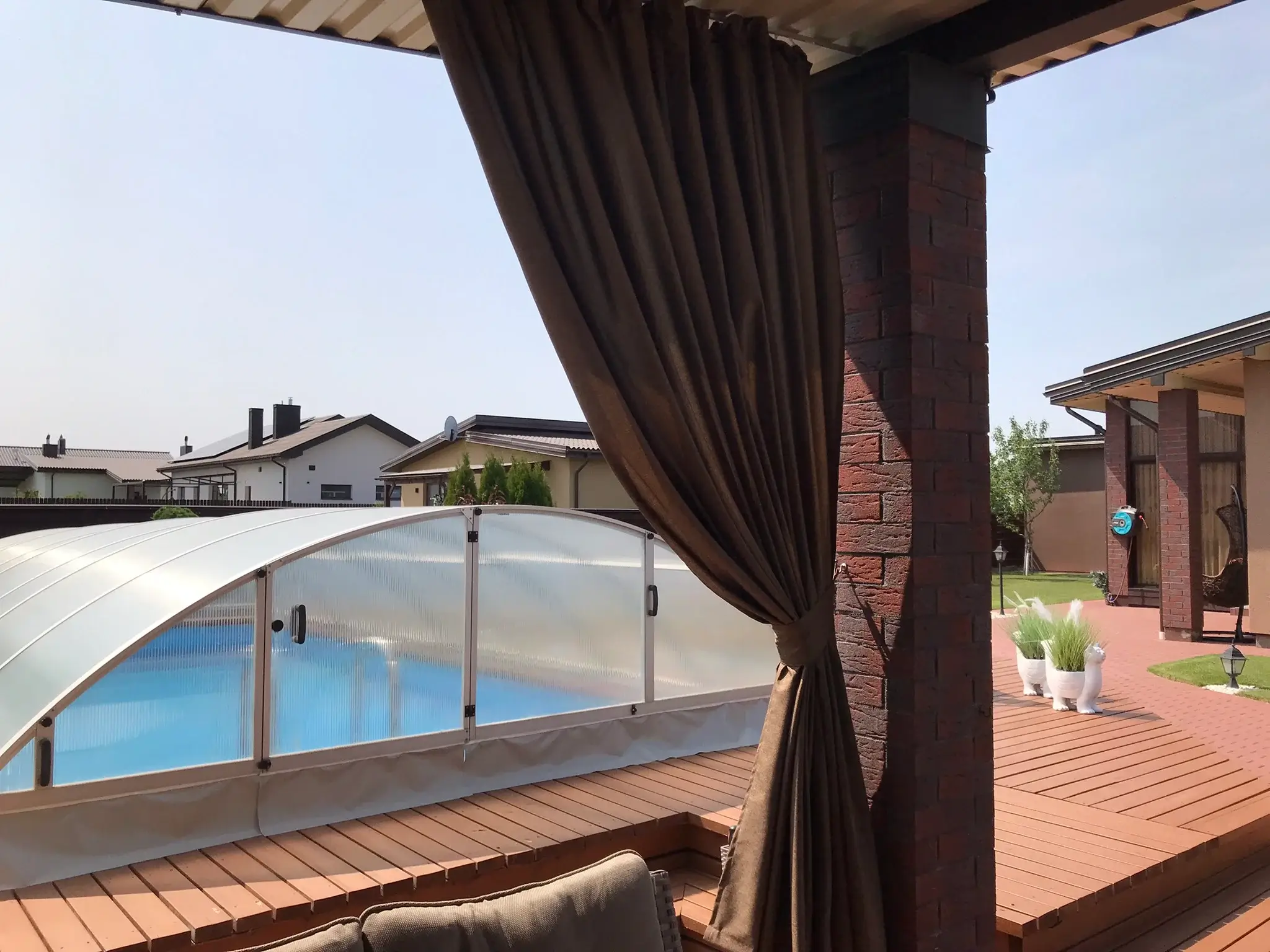 Ruda terasos uzuolaida