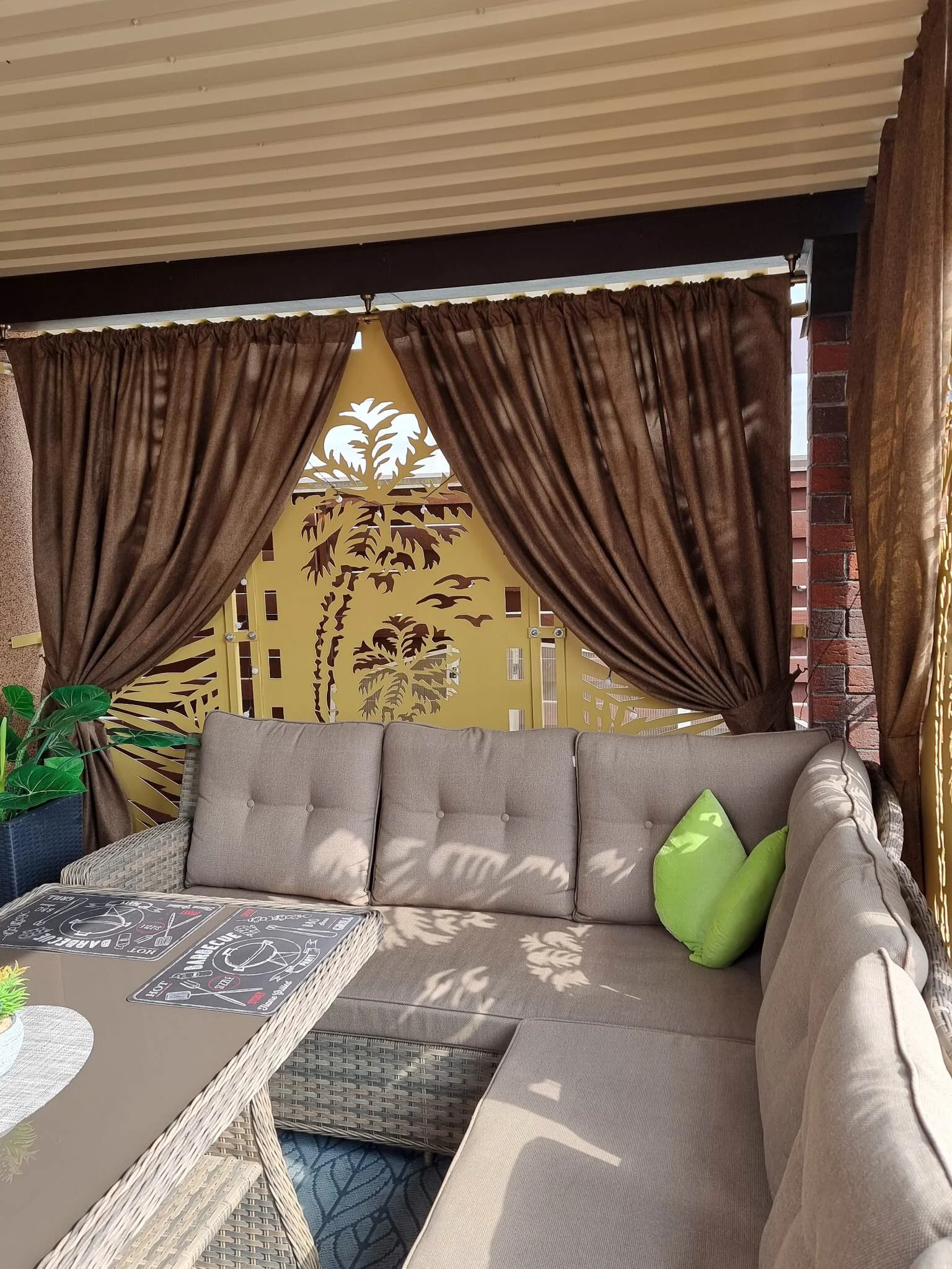 Ruda terasos uzuolaida