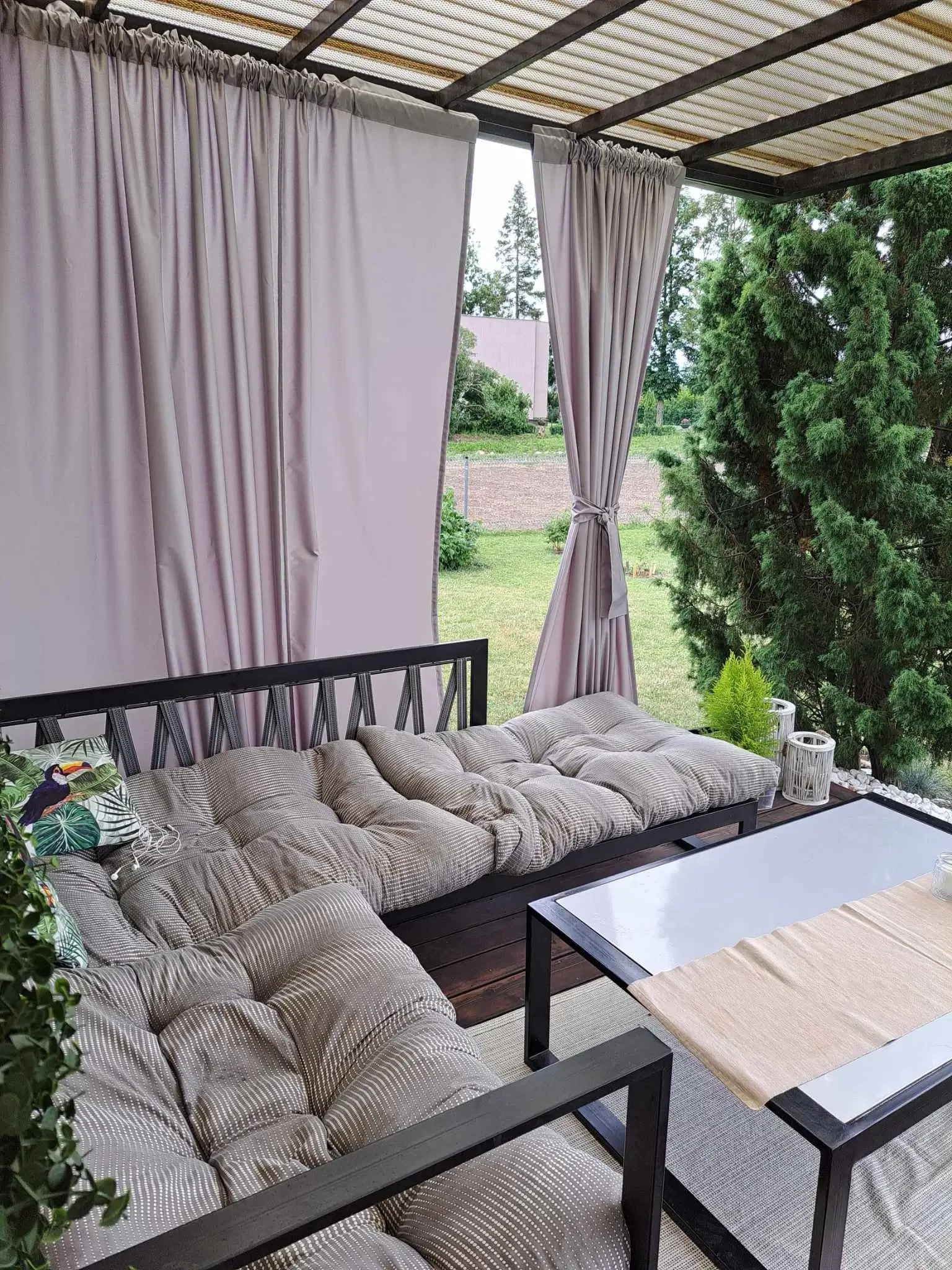 pilka terasos uzuolaida