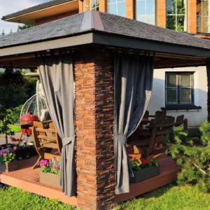 tamsiai pilka terasos uzuolaida