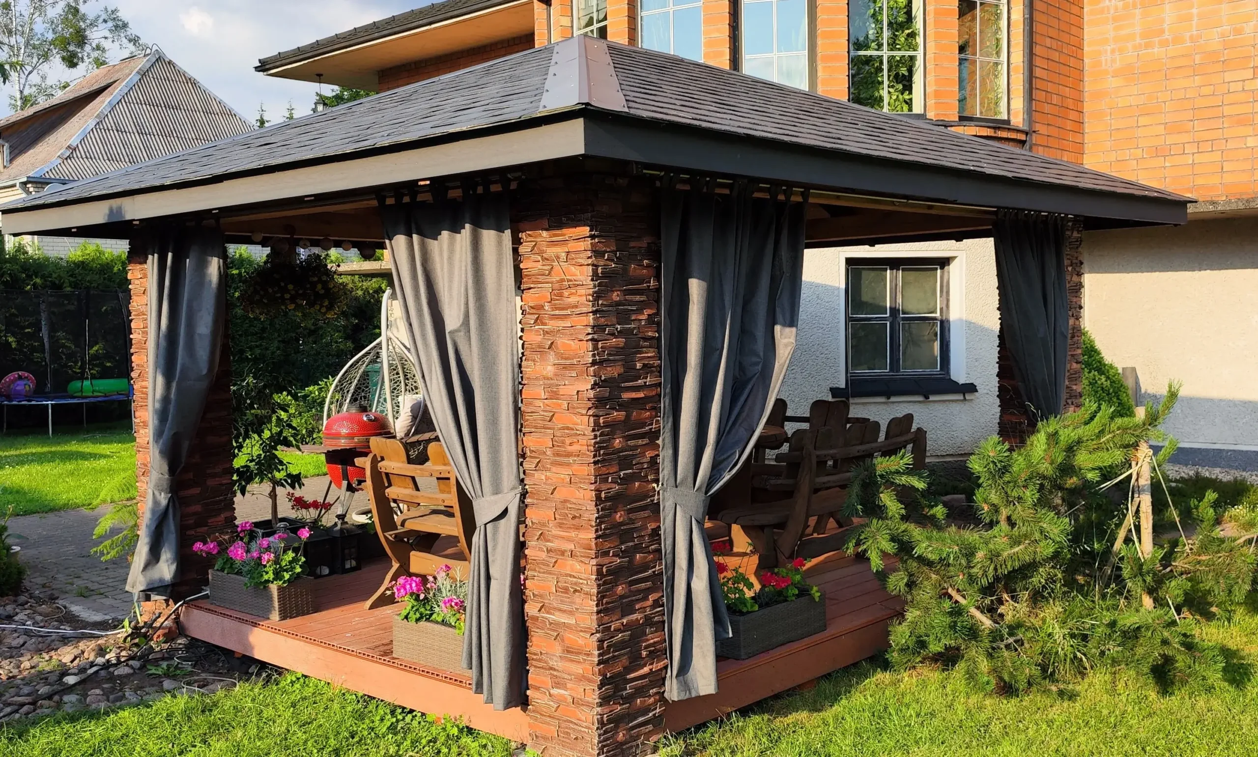 tamsiai pilka terasos uzuolaida