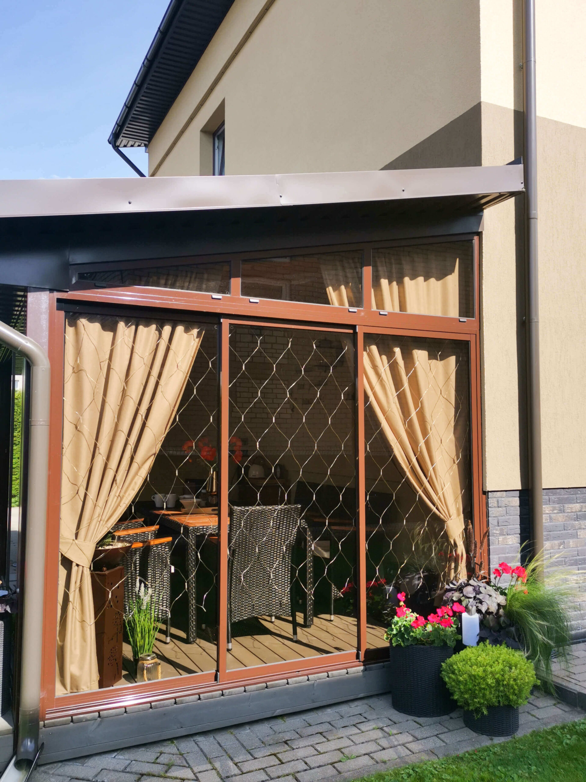 Smelio rusva terasos uzuolaida